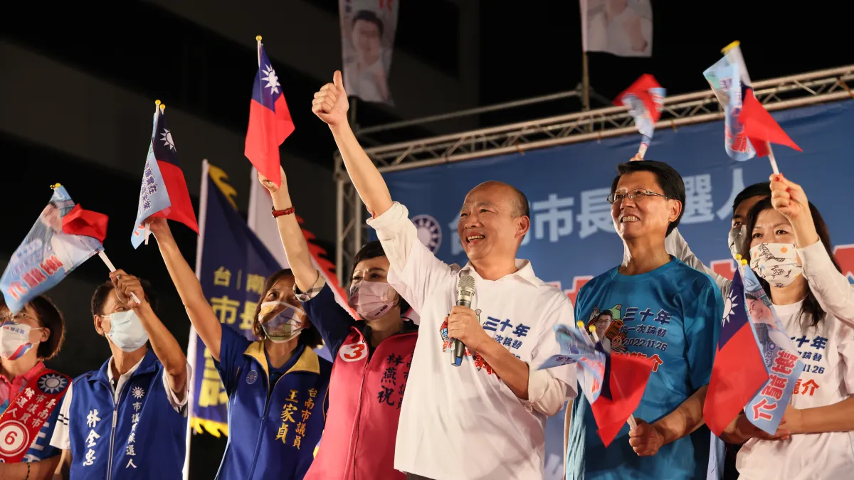 媒體最新民調顯示,黃偉哲只以44%支持度小幅領先謝龍介的36.38%,雙方差距不到8個百分點。(資料照,謝龍介辦公室提供)