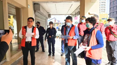 觀光局孫春良副局長率同警察局、消防局、工務局、台水、台電至非法旅宿強制執行斷水斷電處分。(圖/高市觀光局提供)