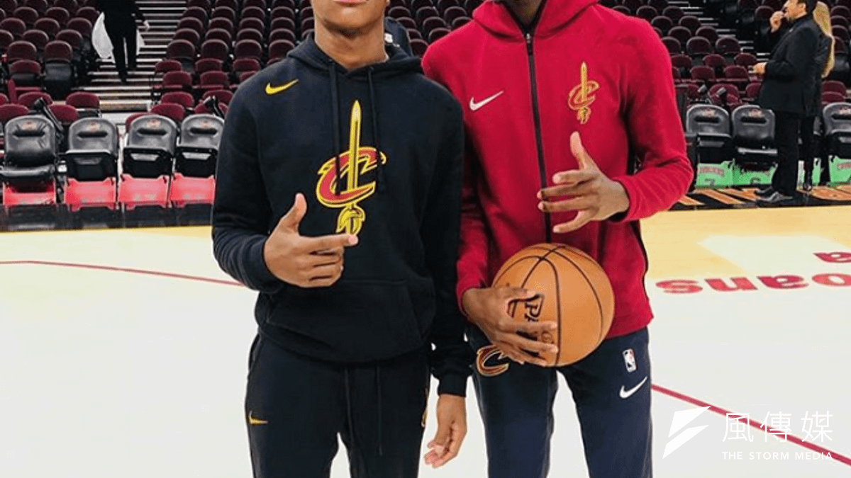 詹姆斯二世(左)與韋德兒子(右)一同練球。 (擷取自Instagram) 詹姆斯二世(左)與韋德兒子(右)一同練球。 (擷取自Instagram)