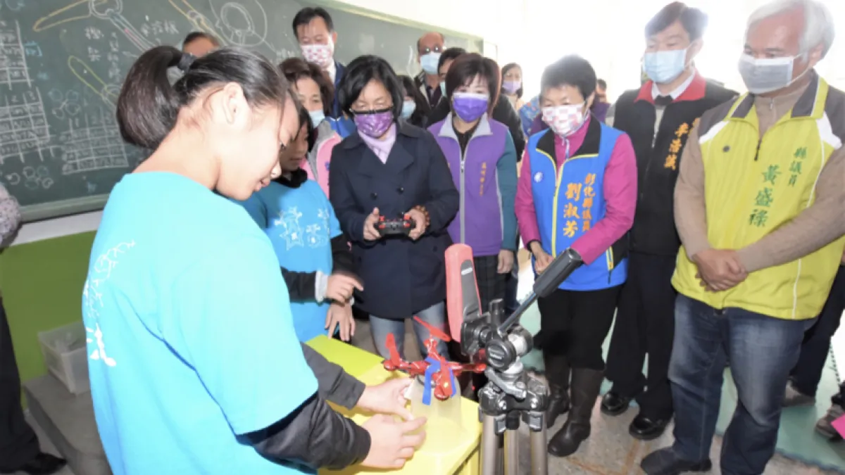 水尾國小以「濁水溪滾滾流 水噹噹無人機隊尋根探源科學共好追夢之旅」為主題獲獎,彰化縣長王惠美親自到校體驗學生學習過程。(圖/彰化縣政府提供)
