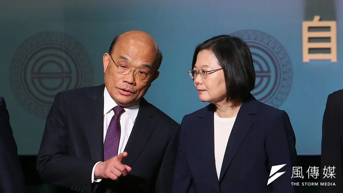 本土確診數暴增,也引發不少民怨,首當其衝的就是總統蔡英文(右)及行政院長蘇貞昌(左)所領導的內閣團隊聲望。(資料照,顏麟宇攝)