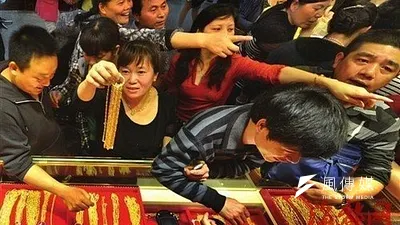 中國人搶購黃金勇冠世界。(取自網路)