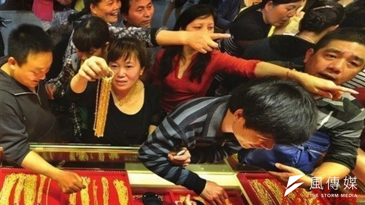 中國人搶購黃金勇冠世界。(取自網路)
