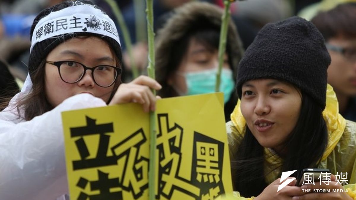 支持在立院議場反服貿的同學,許多學生21日到立院外參加抗爭。(余志偉攝) 支持在立院議場反服貿的同學,許多學生21日到立院外參加抗爭。(余志偉攝)