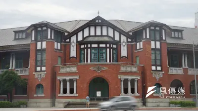 台灣鐵道百餘年前曾是台灣現代化的象徵,如今反而像是進步的羈絆,國為台灣鐵道部。(盧逸峰攝)