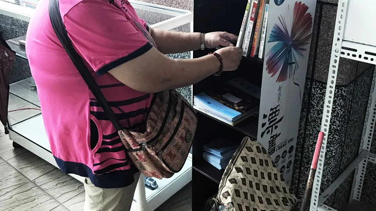 菜籃車阿嬤車站送書 提供候車旅客免費閱讀