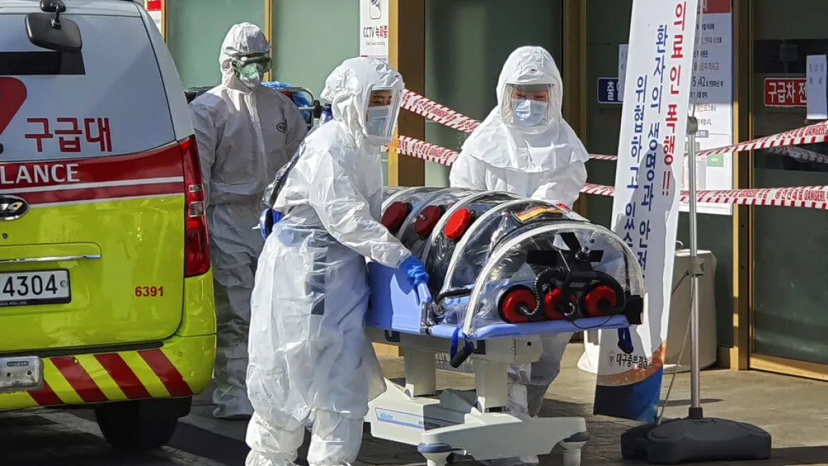 新冠肺炎、南韓武漢肺炎疫情延燒,20日出現死亡首例,一天之內暴增53例確診,累計104例。(AP)