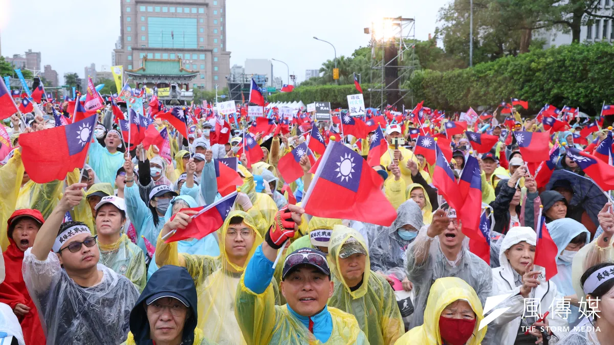 國民黨26日「戰獨裁」活動,現場民眾揮舞著國旗。(顏麟宇攝)