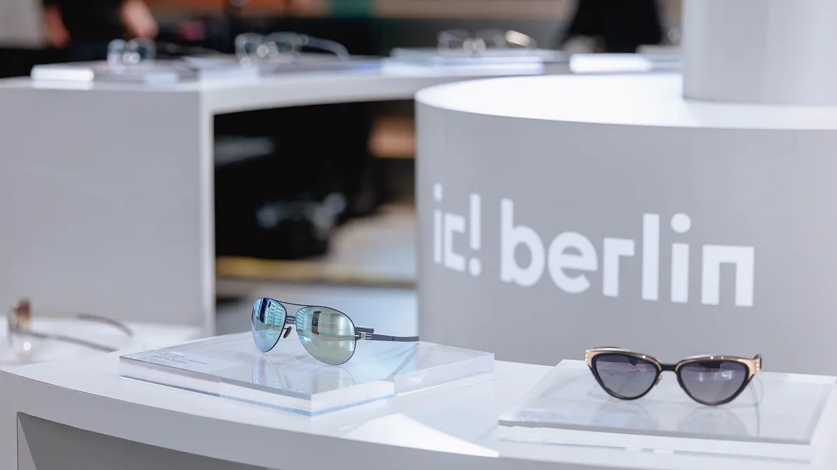 德國設計眼鏡品牌 ic! berlin 於台北舉辦「Timeless Pure 永恆經典」展覽並推出 30 週年系列眼鏡。(圖/嘉晏光學提供)