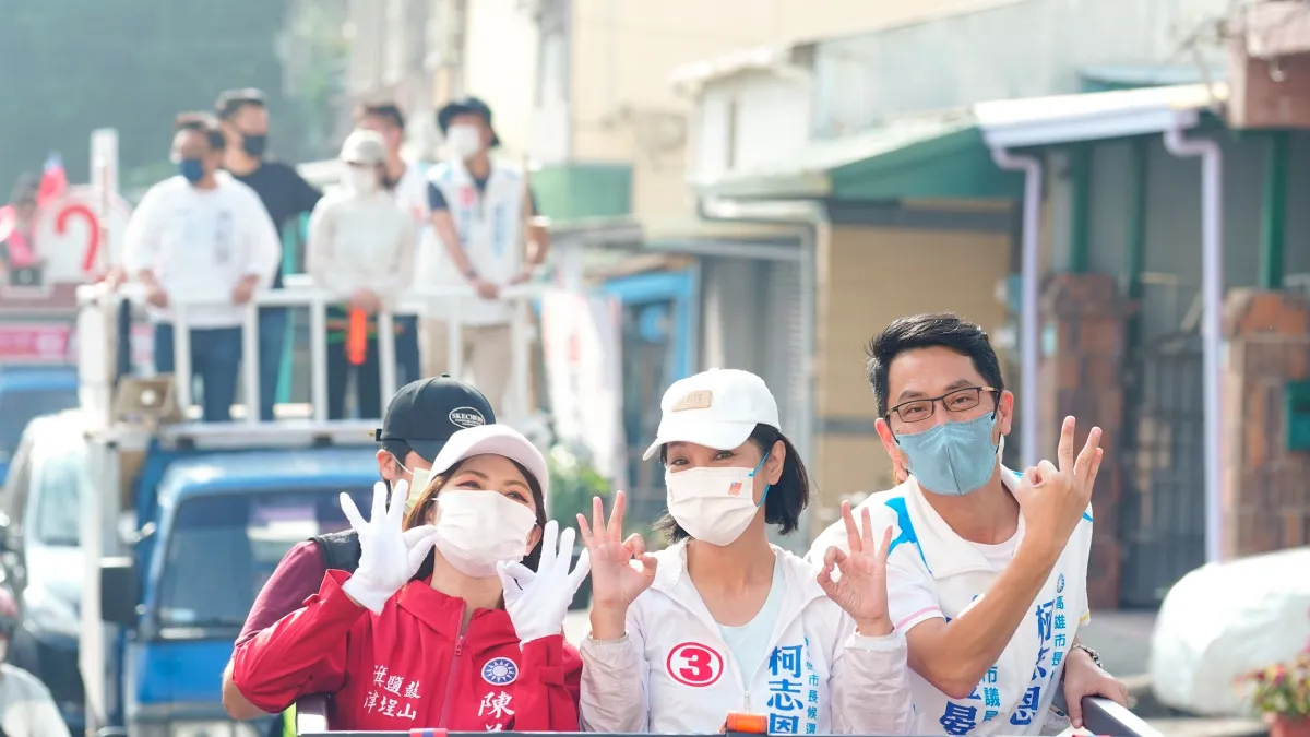 國民黨高雄市長候選人柯志恩在陳美雅、蔡金晏議員陪同下,「過海」到旗津車掃。(圖/柯志恩競選總部提供)