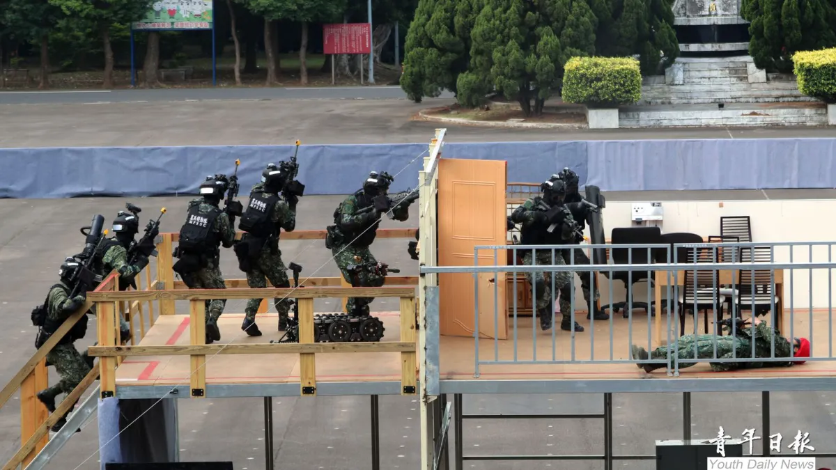 國軍本周進行漢光演習實兵演演練,14日在憲兵慧敏營區實施「衛戍區重要目標防護演練」。(取自青年日報)