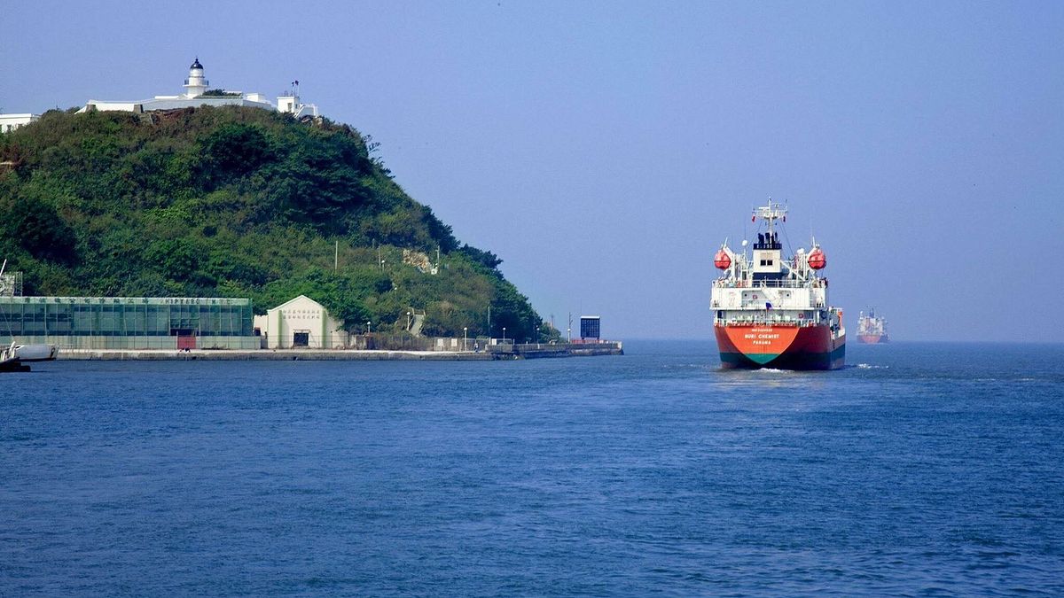 最海派的謝師宴航班,最高雄港都的方式。(圖/高雄市交通局輪船公司提供) 最海派的謝師宴航班,最高雄港都的方式。(圖/高雄市交通局輪船公司提供)