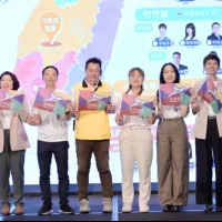 四黨主席與召集人共同上台,將印有「台灣前進 Taiwan Go Go」的陣線戰旗,交到南高屏四名參選人手中。(圖/徐炳文攝) 四黨主席與召集人共同上台,將印有「台灣前進 Taiwan Go Go」的陣線戰旗,交到南高屏四名參選人手中。(圖/徐炳文攝)