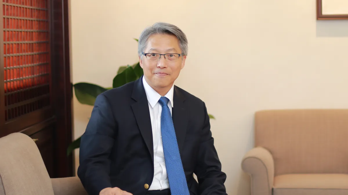 你會不會曾經好奇中研院院長平常的工作內容是甚麼?這次中研院院長在專訪中卸下嚴肅形象,回答了網友心中好奇的小疑問,露出了他喜歡棒球、愛吃炒麵,最真實的一面。(圖/ 張語辰,研之有物提供)