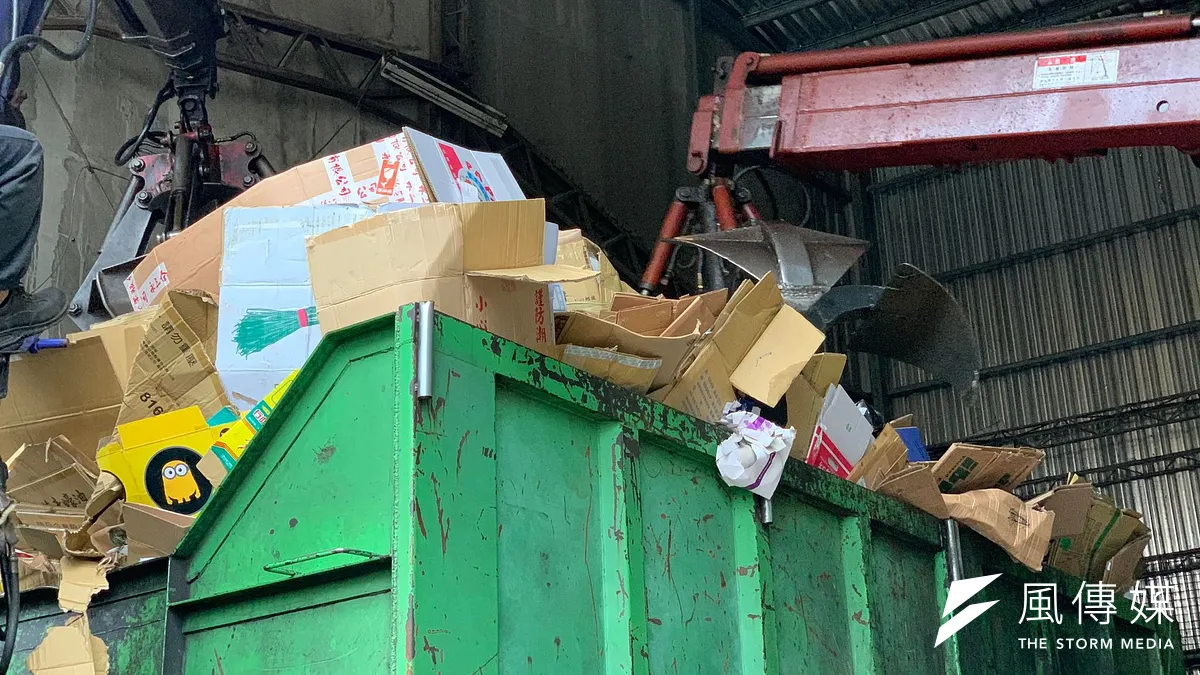 品牌商多認為只要是塑膠,都是石油煉出來的,都可以回收再利用。但專家搖頭:「塑膠按一般化學結構特性粗略概分為熱塑及熱固兩大類,並非所有塑膠都能一聲令下,完全循物理回收模式歸隊報到」。(資料照/謝孟穎攝)