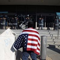 2025年6月10日、カリフォルニア州兵とロサンゼルス市警察がロサンゼルス連邦ビル入口付近に駐屯している。(AP通信) 2025年6月10日、カリフォルニア州兵とロサンゼルス市警察がロサンゼルス連邦ビル入口付近に駐屯している。(AP通信)