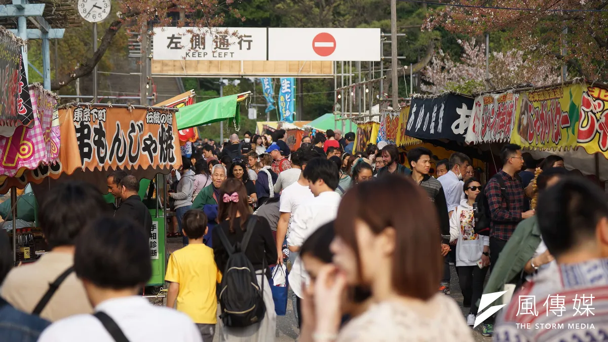 新冠肺炎疫情造成海外旅遊市場急凍,往年觀光旺季、日本街頭滿是遊客。(盧逸峰攝)