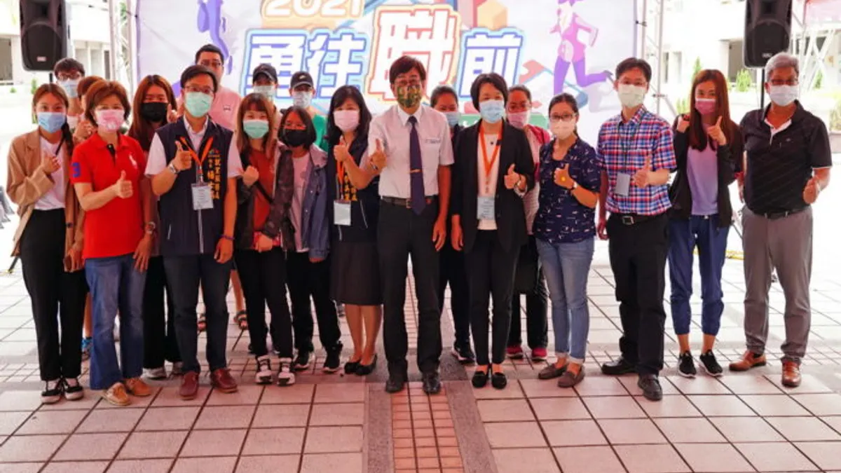 修平科技大學跟勞動部勞動力發展署中彰投分署及企業界共同合作,在校園內辦就業博覽會。(圖/修平科技大學)