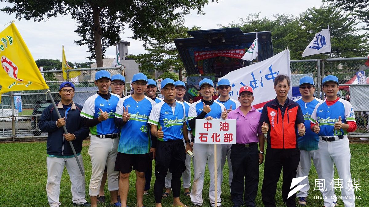 中油石化事業部執行長陳國棟(右三)與中油石化部壘球隊員合影。(圖/徐炳文攝) 中油石化事業部執行長陳國棟(右三)與中油石化部壘球隊員合影。(圖/徐炳文攝)