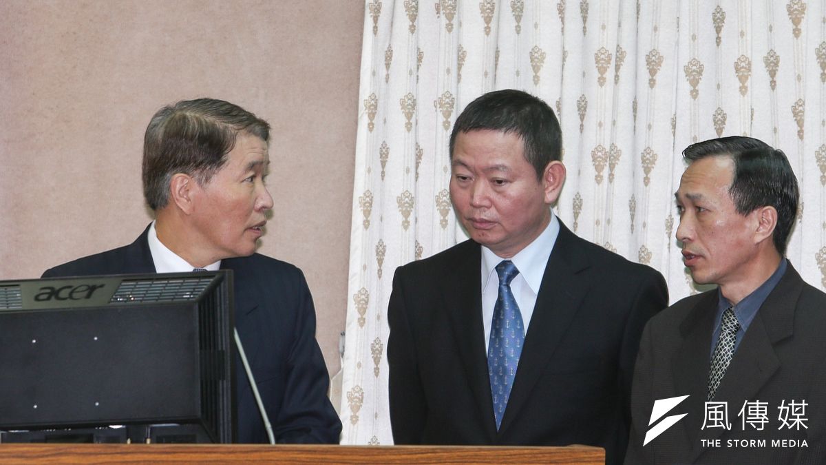 國防部部長高廣圻14日赴立法院備詢,旁為政治作戰局局長聞振國。(陳明仁攝) 國防部部長高廣圻14日赴立法院備詢,旁為政治作戰局局長聞振國。(陳明仁攝)