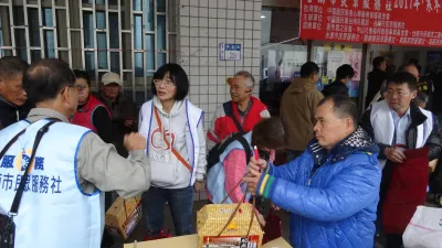 藍營南市黨部寒冬送暖 結合民間贈弱勢生活物資