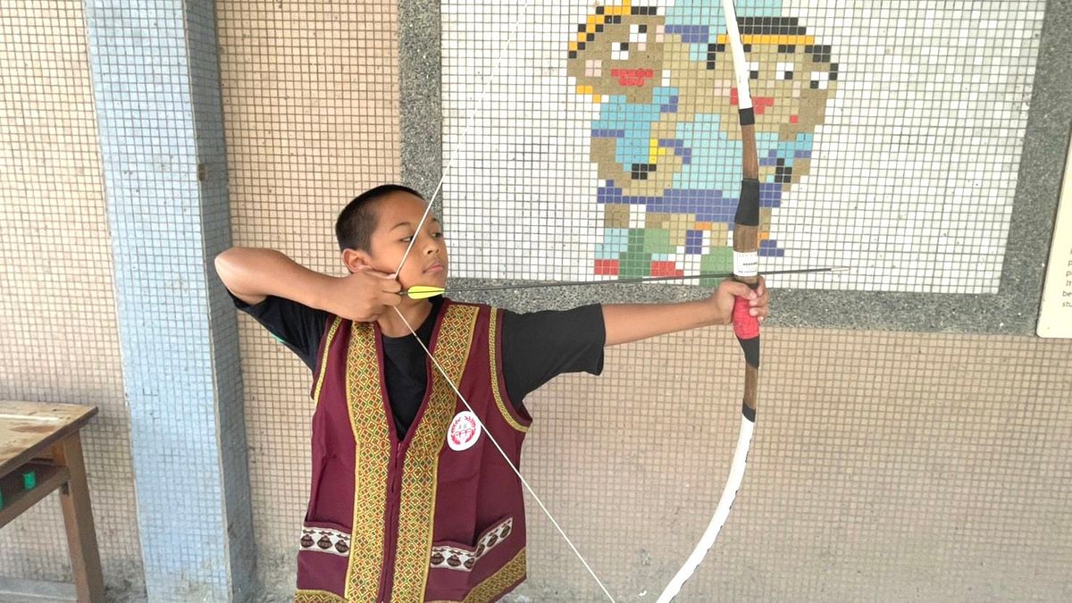報名「百步穿楊」課程,同時學習原住民族語及射箭技巧,化身為小小神射手。(圖/新北市原民局提供) 報名「百步穿楊」課程,同時學習原住民族語及射箭技巧,化身為小小神射手。(圖/新北市原民局提供)