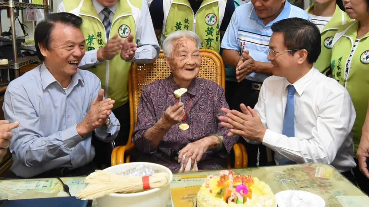 彰化縣長魏明谷探視全彰化縣最高齡百歲人瑞梁李險女士。(圖/彰化縣政府提供)