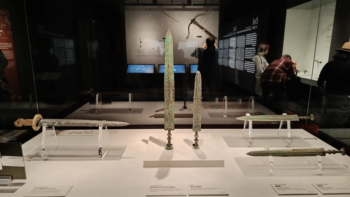 台北故宮展出「祀與戎-古代兵器攻略」,古時候祭祀和戰爭是國家大事, 兵器不全然用於戰爭,它也作為禮器,兵器的質量是政治權力的展現。(圖/ 陳芯凝攝)