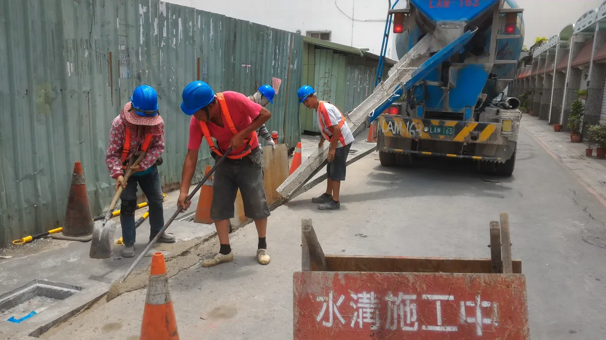 焚化再生粒料使用於道路級配粒料基底層、控制性低強度回填材料(CLSM)及磚品等用途,真正落實資源循環再利用。(圖/ 高雄市環保局提供)