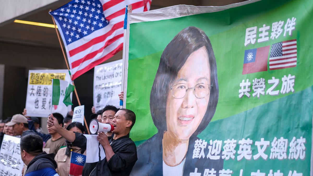 2023年4月4日,總統蔡英文的支持者在洛杉磯威斯汀酒店外等待她的到來。(美聯社) 2023年4月4日,總統蔡英文的支持者在洛杉磯威斯汀酒店外等待她的到來。(美聯社)