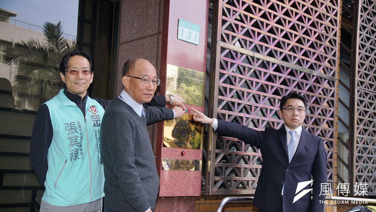 台灣民眾黨8日前往台北地檢署委由律師按鈴申告,祕書長張哲揚、立委參選人張其祿出席。(盧逸峰攝) 台灣民眾黨8日前往台北地檢署委由律師按鈴申告,祕書長張哲揚、立委參選人張其祿出席。(盧逸峰攝)