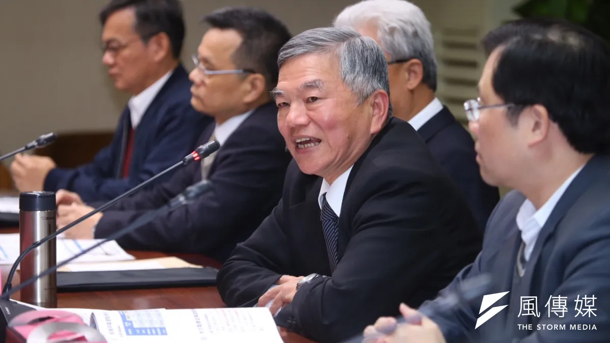 電價費率審議會後記者會,經濟部次長沈榮津(中)表示,17位投票委員中有14位支持平穩電價方案,順利通過降價。(蔡耀徵攝)