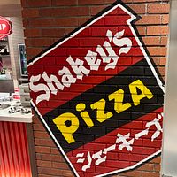 アメリカ発祥のピザレストラン「シェーキーズ」は、昨年12月に新宿駅東口徒歩3分の最新店舗を開業。現在は期間限定の「南太平洋フェア」で家族連れや在日外国人で賑わっている。(撮影 黃信維) アメリカ発祥のピザレストラン「シェーキーズ」は、昨年12月に新宿駅東口徒歩3分の最新店舗を開業。現在は期間限定の「南太平洋フェア」で家族連れや在日外国人で賑わっている。(撮影 黃信維)