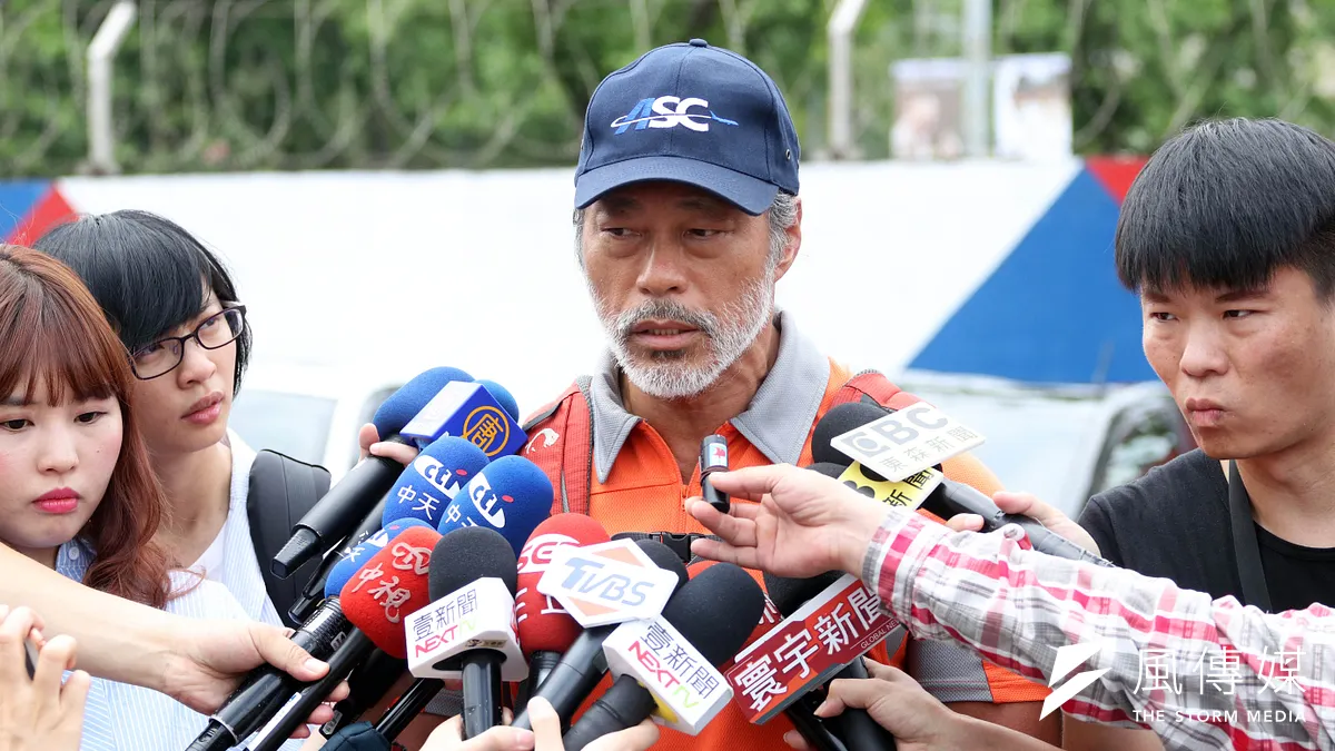 齊柏林所搭乘的直升機殘骸已於今日送抵台北,飛安會調查官李寶康表示,目前仍在第一階段的事實資料蒐集,整個調查結案需要8個月到1年的時間。(蘇仲泓攝) 齊柏林所搭乘的直升機殘骸已於今日送抵台北,飛安會調查官李寶康表示,目前仍在第一階段的事實資料蒐集,整個調查結案需要8個月到1年的時間。(蘇仲泓攝)