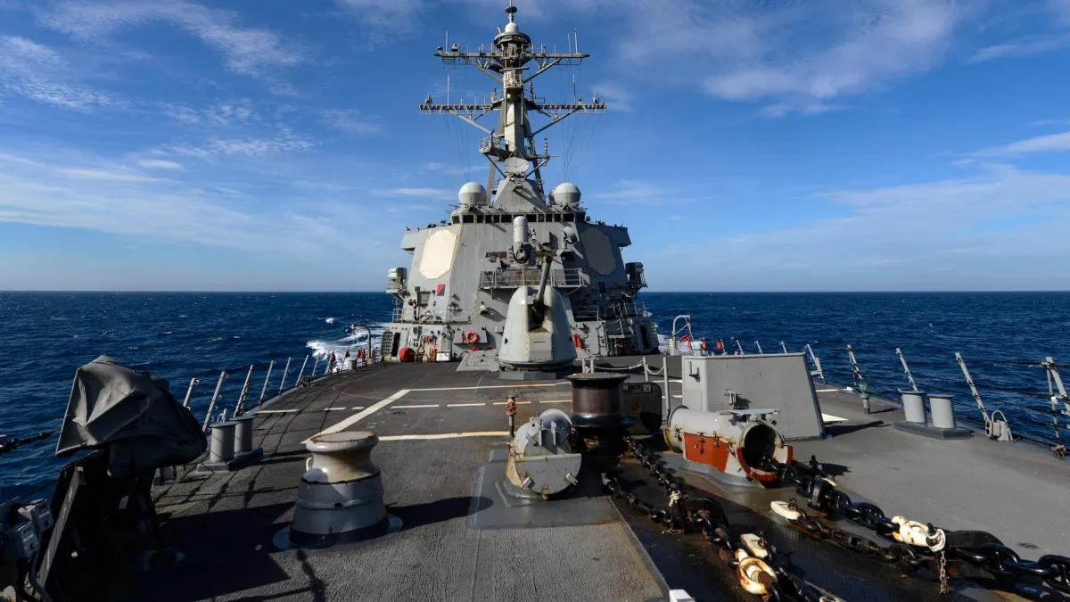 美國海軍第七艦隊驅逐艦拉塞爾號(USS Russel)日前通過南海主權爭議海域。(取自U.S. 7th Fleet臉書)