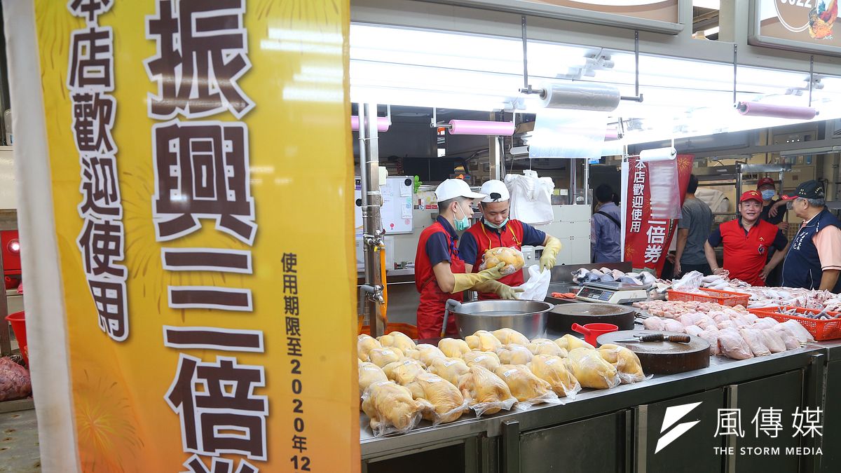 擔任三倍券經理行的台灣銀行26日表示,商家每次兌領僅需填寫1張,手續已簡化,上週開放兌領後的2個營業日,並無人潮壅塞或產生爭議。(顏麟宇攝) 擔任三倍券經理行的台灣銀行26日表示,商家每次兌領僅需填寫1張,手續已簡化,上週開放兌領後的2個營業日,並無人潮壅塞或產生爭議。(顏麟宇攝)