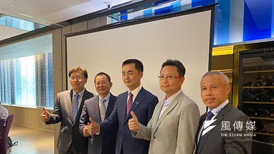 家登董事長邱銘乾(左3)攜供應鏈組半導體在地供應鏈國家隊,左起為濾能董事長黃銘文(左1)、耐特董事長陳勳森(左2)、科嶠董事長吳明致(右2)及迅得總經理王年清(右1)等。(圖/周康玉攝)