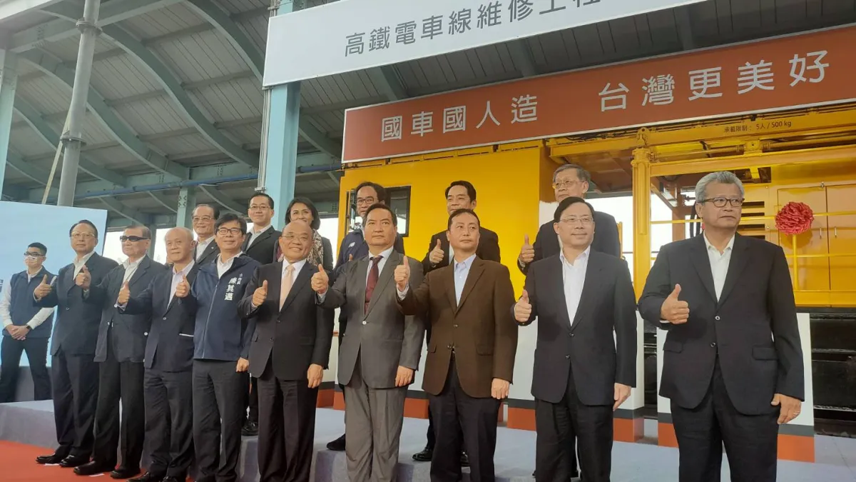 高雄市長陳其邁今(26)日陪同行政院長蘇貞昌,出席由台灣高鐵公司與中鋼公司舉辦「高鐵電車線維修工程車啟用典禮」。(圖/徐炳文攝)