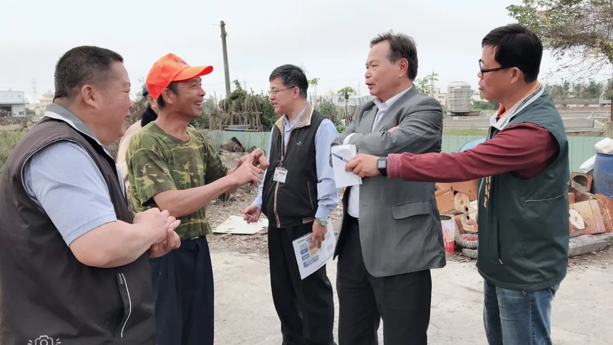 台中市府農業局長蔡精強親自前往使用廚餘的養豬場視察,查看蒸煮廚餘當作飼料的設備,並建議業者趕快改成飼料飼養。(圖/台中市政府農業局提供)
