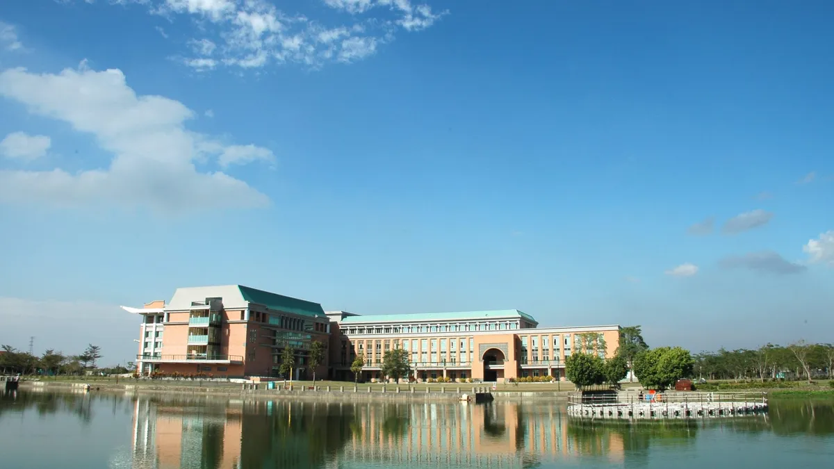 彰化明道大學委託關係人蠡澤公司,代收該校與福建省高校合作陸生「三加一」辦學學費,遭媒體報導上億元流向蠡澤公司。圖為明道大學校園。(資料照,取自明道大學臉書)