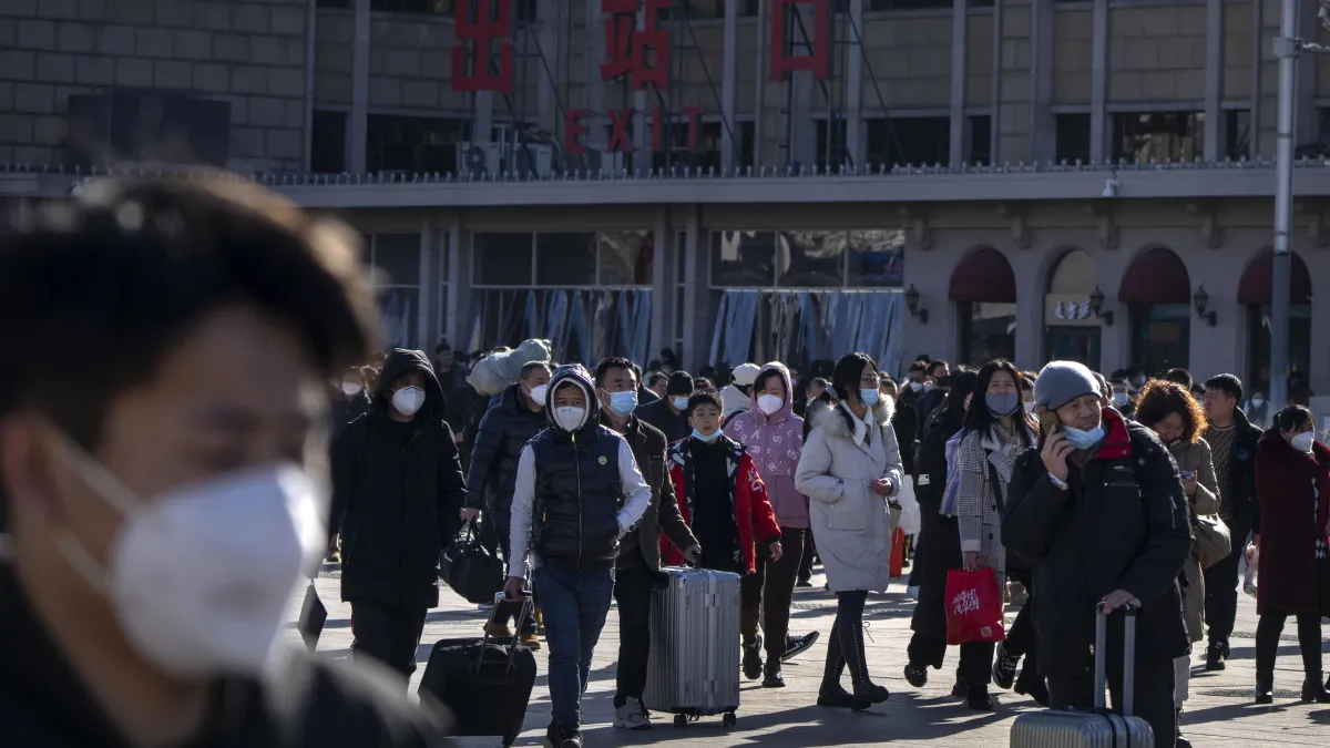2023年1月28日春節假期期間,旅客聚集在北京火車站。(AP)
