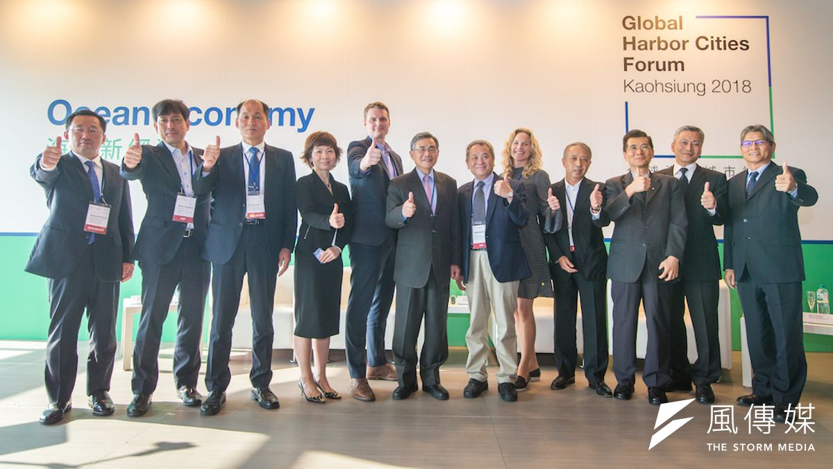 臺灣港務公司提出臺灣港群Trans-SMART計畫,並主辦智慧港口座談,港務公司董事長吳宗榮(左6)在2018年全球港灣城市論壇中與來自世界各地的講者合影。(圖/徐炳文攝) 臺灣港務公司提出臺灣港群Trans-SMART計畫,並主辦智慧港口座談,港務公司董事長吳宗榮(左6)在2018年全球港灣城市論壇中與來自世界各地的講者合影。(圖/徐炳文攝)