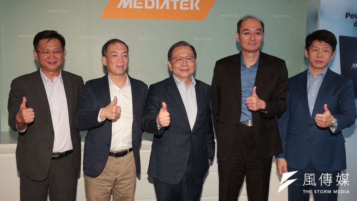 聯發科技執行長蔡力行(中)、副總經理游人傑(左1)、技術長周漁君(左2)、總經理陳冠州(右2)、財務長顧大為(右1)5日召開「COMPUTEX媒體暨分析師年度活動」。(顏麟宇攝) 聯發科技執行長蔡力行(中)、副總經理游人傑(左1)、技術長周漁君(左2)、總經理陳冠州(右2)、財務長顧大為(右1)5日召開「COMPUTEX媒體暨分析師年度活動」。(顏麟宇攝)