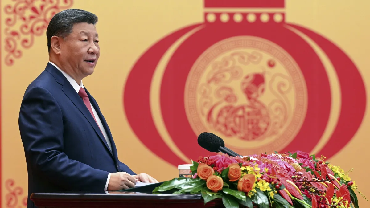 2025年1月27日,農曆新年前中國國家主席習近平在北京人民大會堂發表講話。(美聯社)