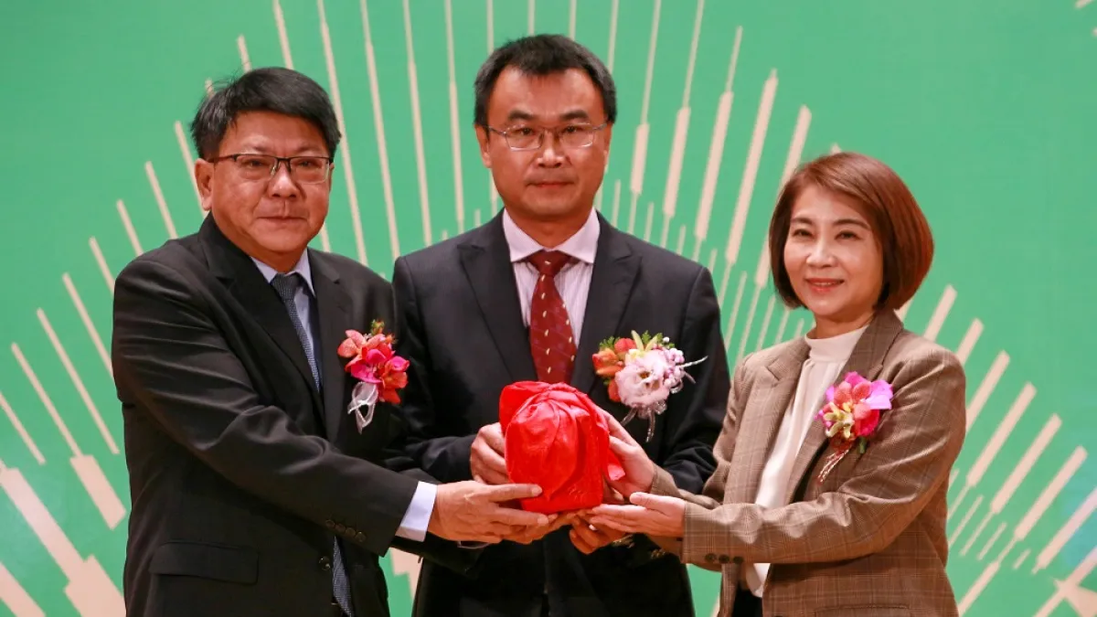 屏東縣長周春米在行政院農業委員會主任委員陳吉仲監交下,由潘孟安縣長手中接過印信。(圖/屏東縣政府提供)