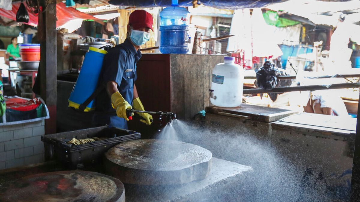 緬甸仰光一處市場正在進行消毒工作。(美聯社) 緬甸仰光一處市場正在進行消毒工作。(美聯社)