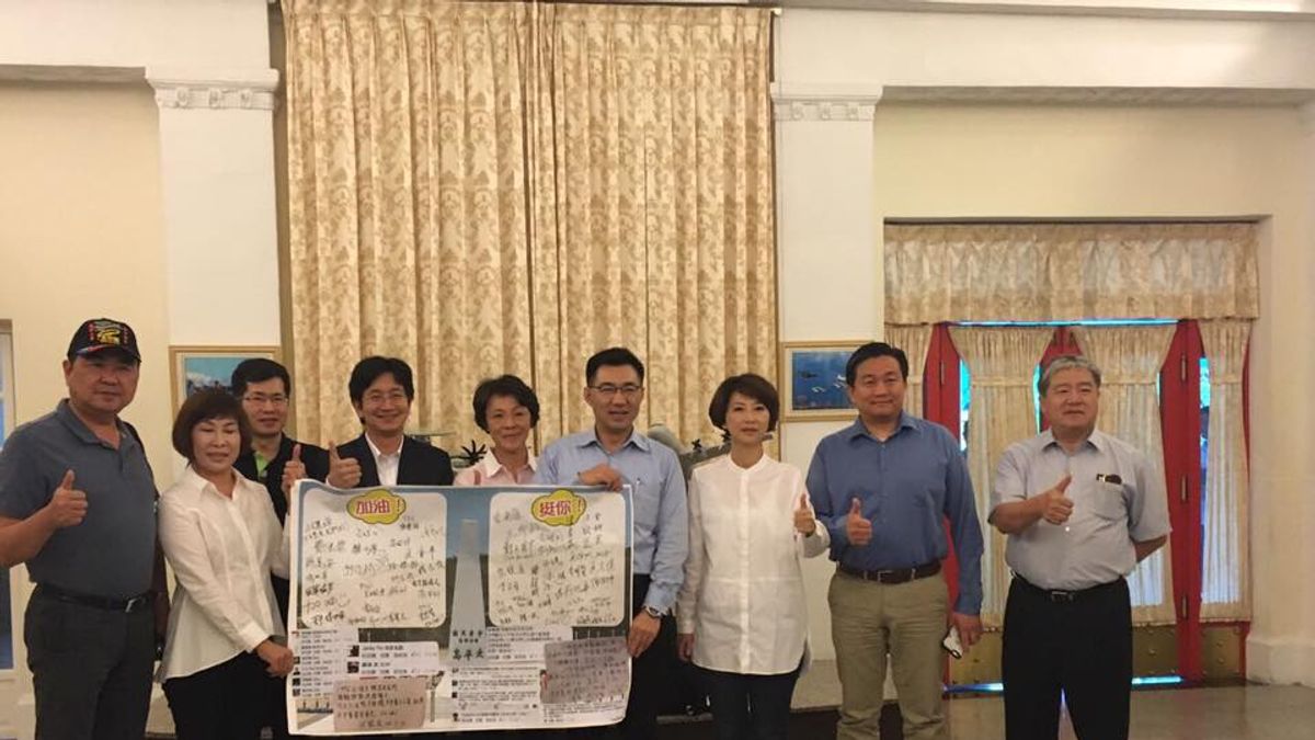 江啟臣等朝野立委20日搭運輸機前往太平島。(江啟臣臉書) 江啟臣等朝野立委20日搭運輸機前往太平島。(江啟臣臉書)