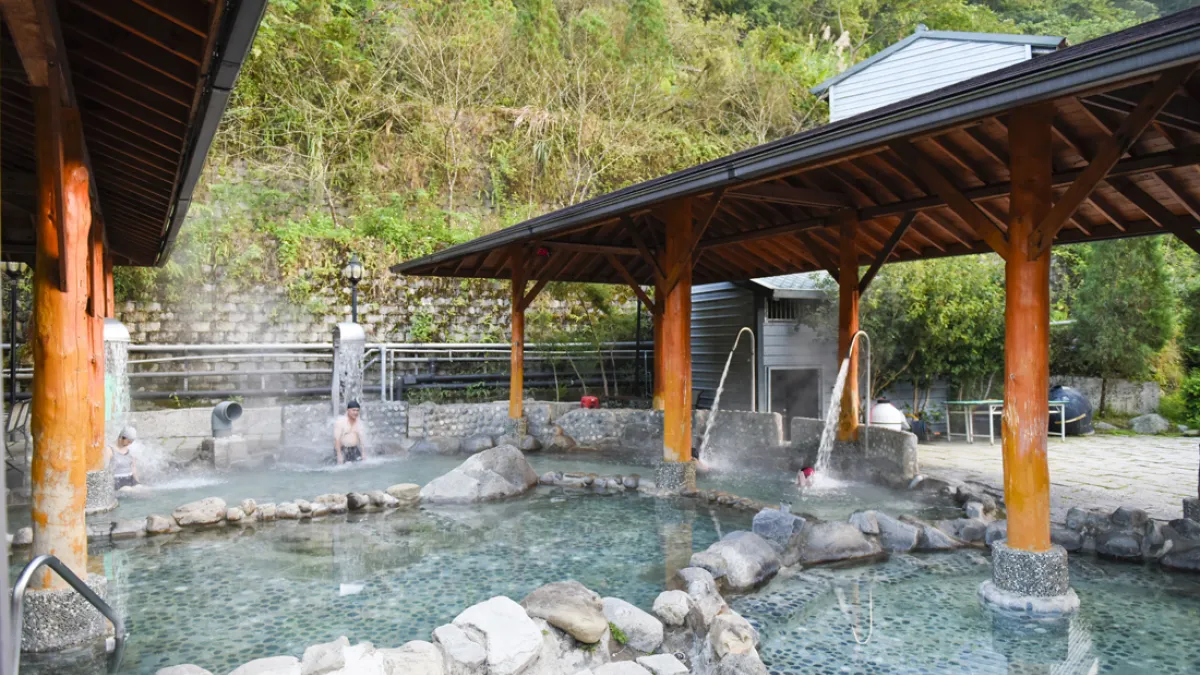 秋冬國旅補助吸引不少旅客出籠,交通部長林佳龍日前拍板10月將再推溫泉「買一送一」優惠方案,盼鼓勵更多國旅人次,並提振旅宿及溫泉業者經營情形。示意圖。(資料照,新竹縣政府提供)