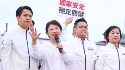 被視為藍營2028總統熱門人選的台中市長盧秀燕(左二),卸任前子弟兵也投入2026議員選舉(資料照,顏麟宇攝)