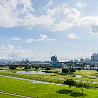 再開発地域に隣接する敷地面積424ヘクタールの「新北大都會公園」は、大安森林公園16個分に相当する。(写真/富比士地產王提供) 再開発地域に隣接する敷地面積424ヘクタールの「新北大都會公園」は、大安森林公園16個分に相当する。(写真/富比士地產王提供)